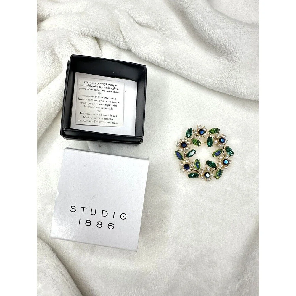NEW Studio 1886 Avon Wreath Brooch Pin Green Blue Gold Tone Christmas Faux Pearl